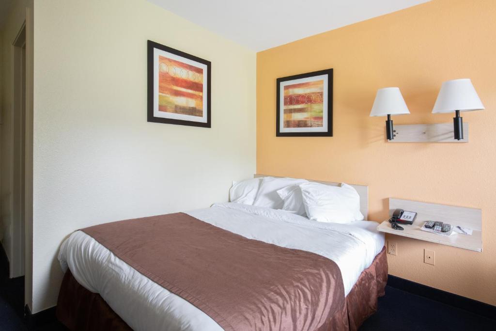 Days Inn by Wyndham New Philadelphia - main image