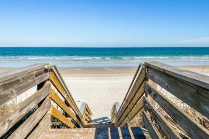 Coastal New Smyrna Beach Condo with Pool Access - image 3