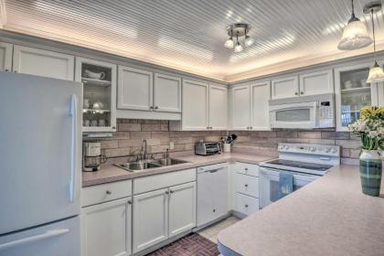 Charming Abode 2 Blocks to New Smyrna Beach! - image 9