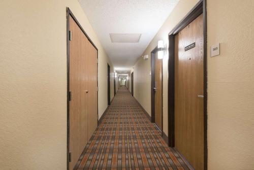 Econo Lodge New Ulm - image 3