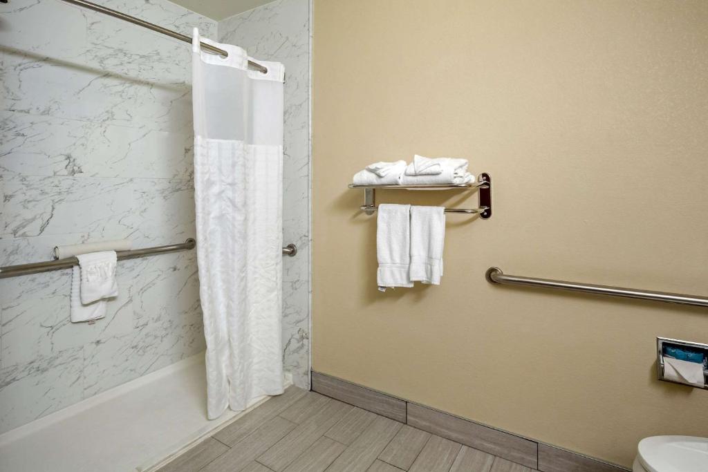 Comfort Inn & Suites Newark - image 6