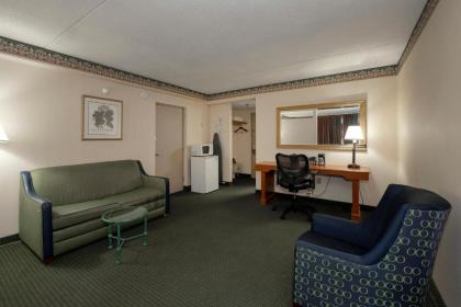 Red Roof Inn and Suites Newark - University - image 12