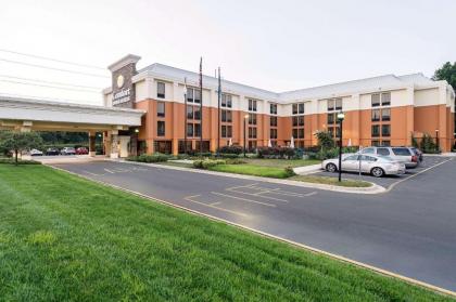 Comfort Inn and Suites Newark - image 2