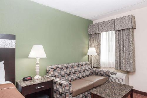 Howard Johnson by Wyndham Newark Airport - image 4