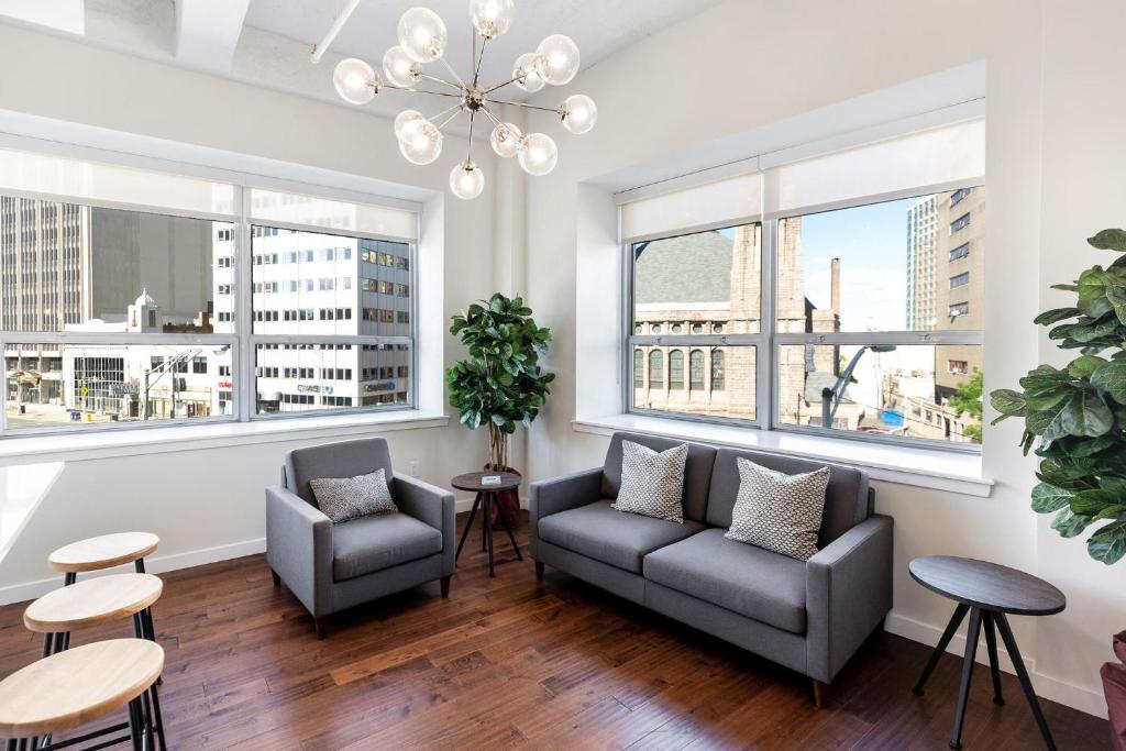 Kislak 307 Stunning 2BR Corner Apt in Heart of Downtown - main image