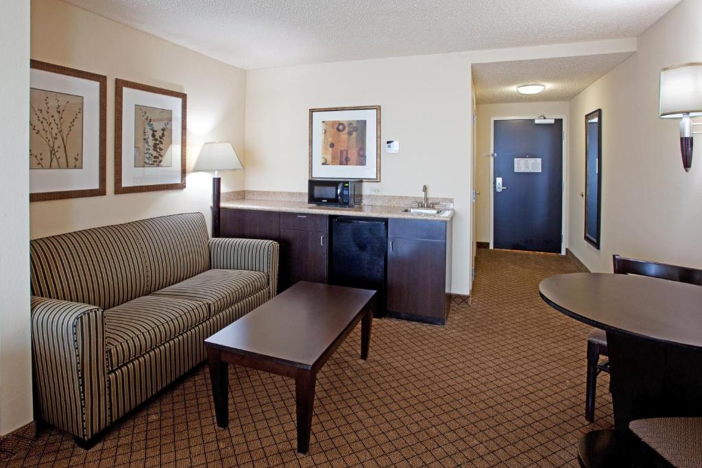 Holiday Inn Express and Suites Newberry an IHG Hotel - image 7