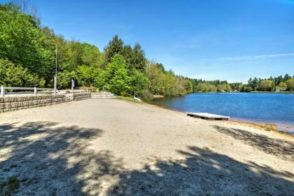 Breathtaking Newbury Cottage with Deck on Chalk Pond - image 12