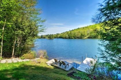 Breathtaking Newbury Cottage with Deck on Chalk Pond - image 14