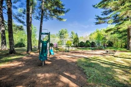 Breathtaking Newbury Cottage with Deck on Chalk Pond - image 15