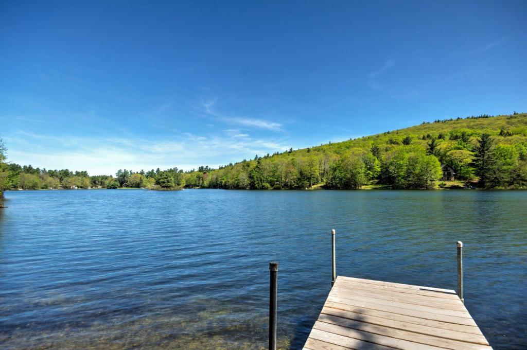 Breathtaking Newbury Cottage with Deck on Chalk Pond - image 3