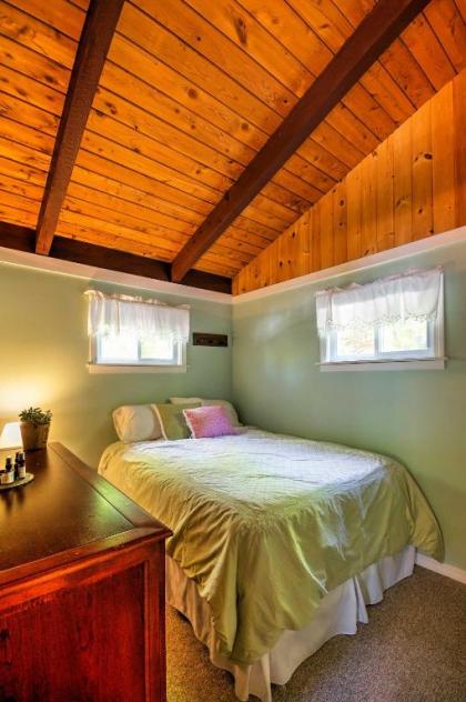 Breathtaking Newbury Cottage with Deck on Chalk Pond - image 4