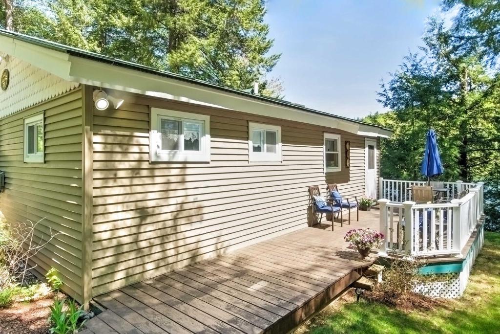 Breathtaking Newbury Cottage with Deck on Chalk Pond - image 5