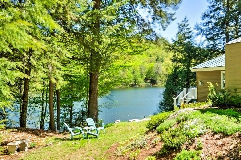 Breathtaking Newbury Cottage with Deck on Chalk Pond - image 6