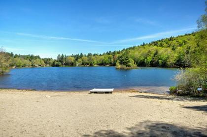 Breathtaking Newbury Cottage with Deck on Chalk Pond - image 7