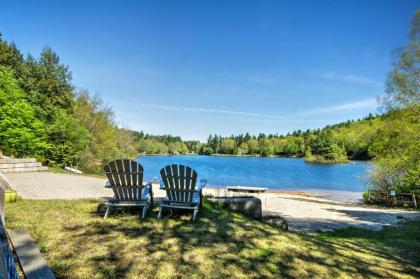 Breathtaking Newbury Cottage with Deck on Chalk Pond - image 9