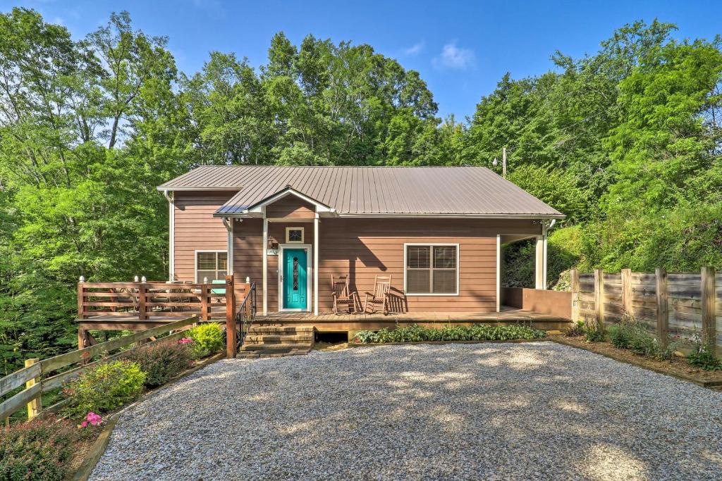 Luxe Wolfe Creek Cabin Less Than 6 Mi to Waterfalls Park - main image