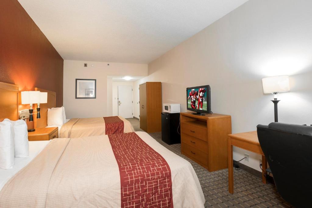 Red Roof Inn & Suites Newnan - image 3