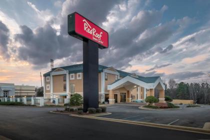 Red Roof Inn & Suites Newnan - image 8