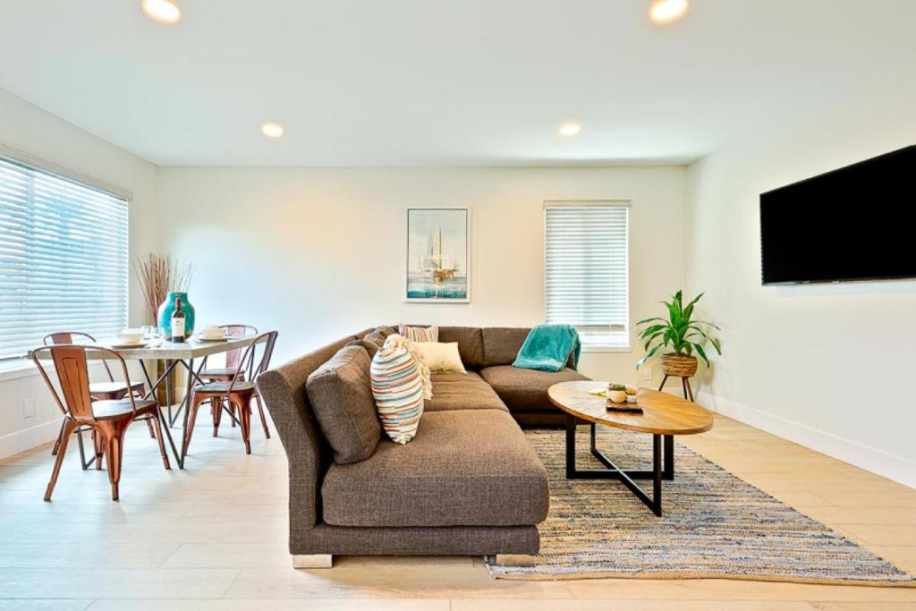 NB-2711A - Newport Beach Condo Delux - main image