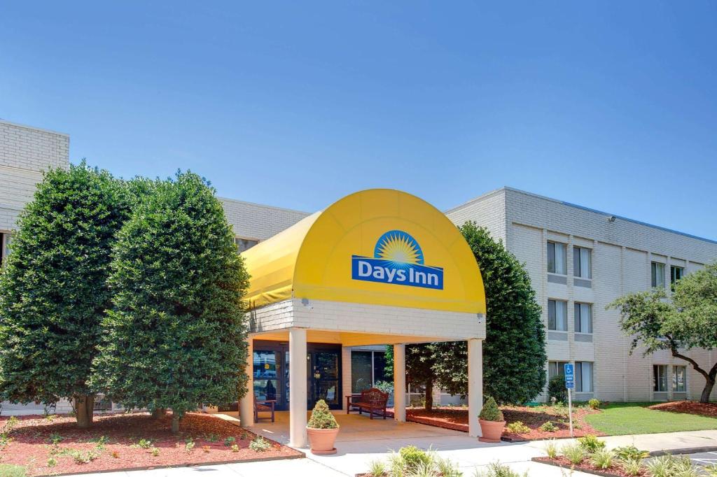 Days Inn by Wyndham Newport News City Center Oyster Point - main image