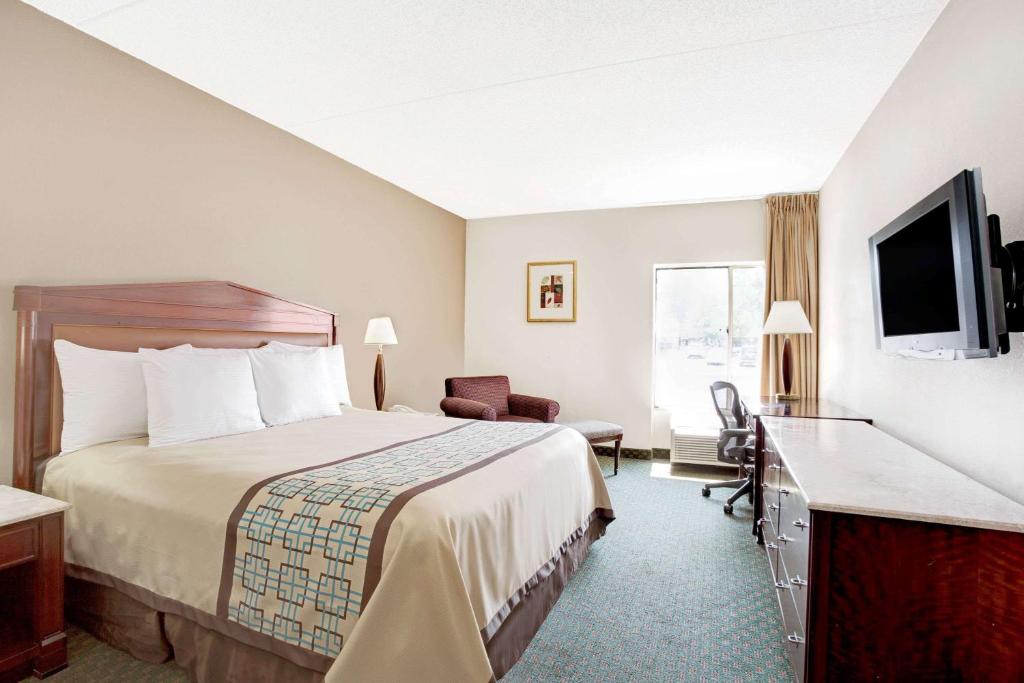 Days Inn by Wyndham Newport News City Center Oyster Point - image 3