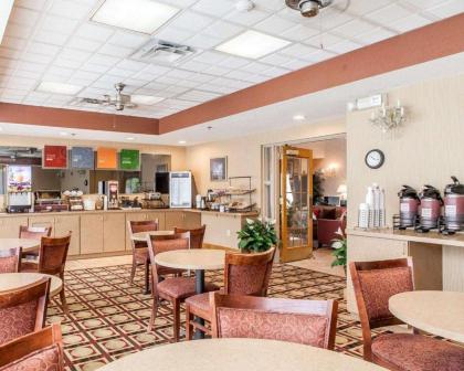 Econo Lodge - image 7