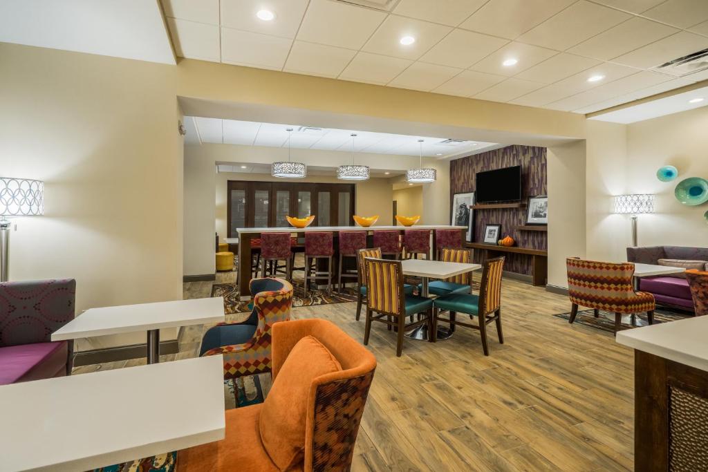 Hampton Inn Newport - image 7