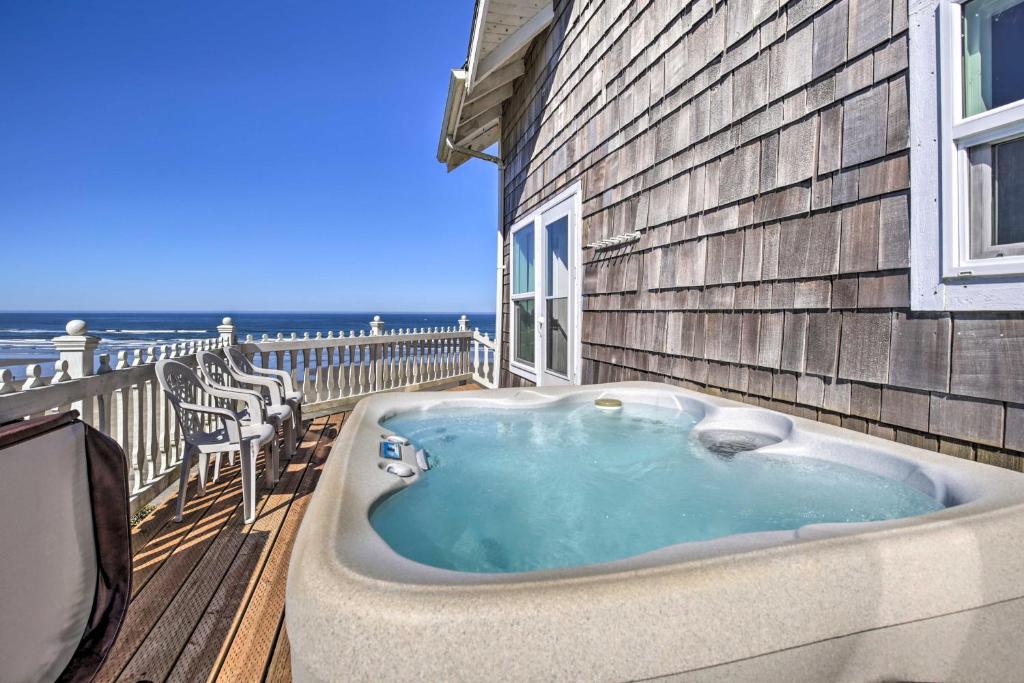 Beachfront Newport Cottage with Private Hot Tub - image 2