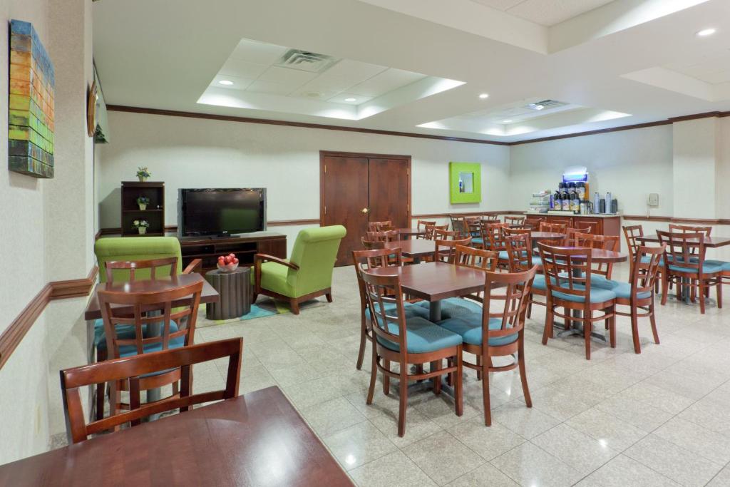 Holiday Inn Express Lordstown-Newton Falls/Warren an IHG Hotel - image 4