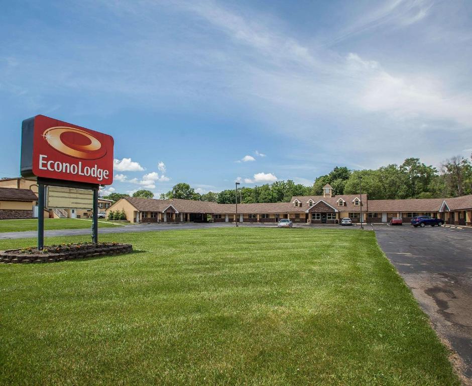 Econo Lodge Newton - main image