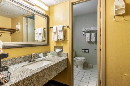 Quality Inn Newton - image 11