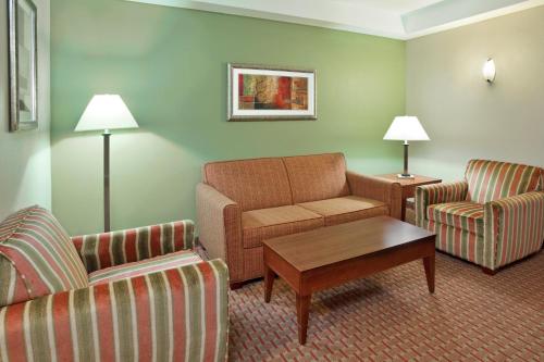 Holiday Inn Express & Suites Niagara Falls an IHG Hotel - image 4