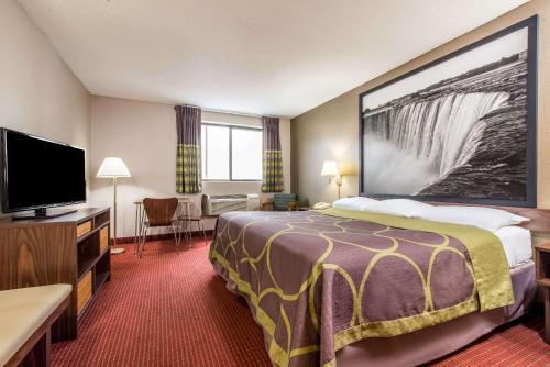 Super 8 by Wyndham Niagara Falls - image 2