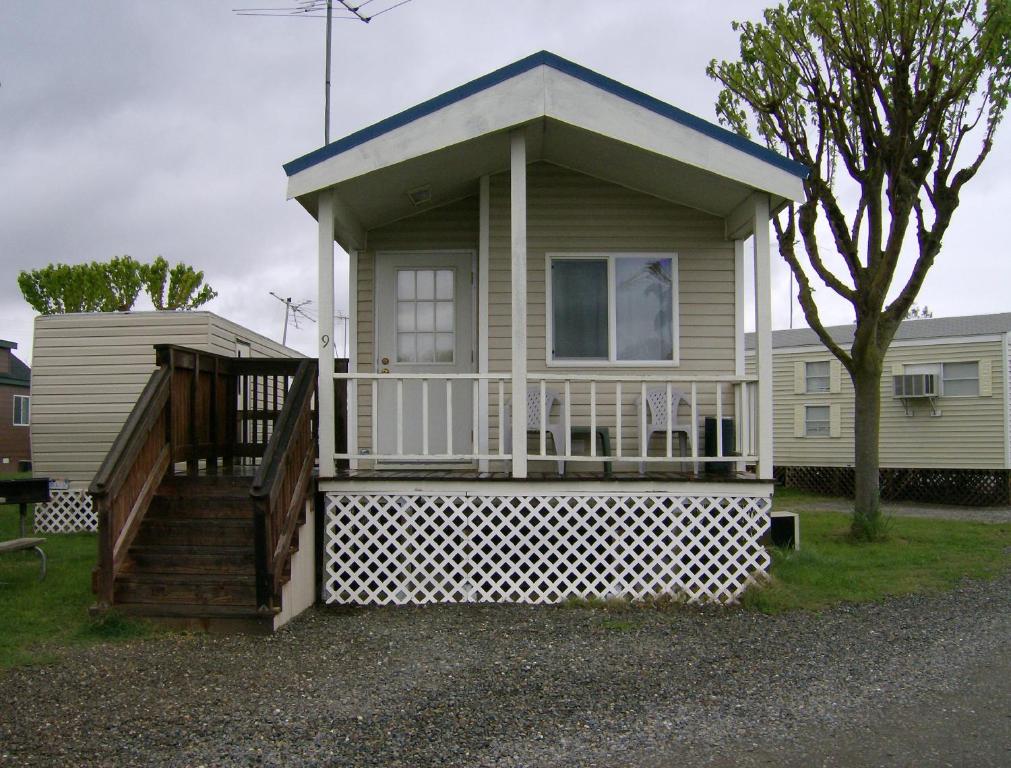 Lake Minden Camping Resort Cabin 2 - main image