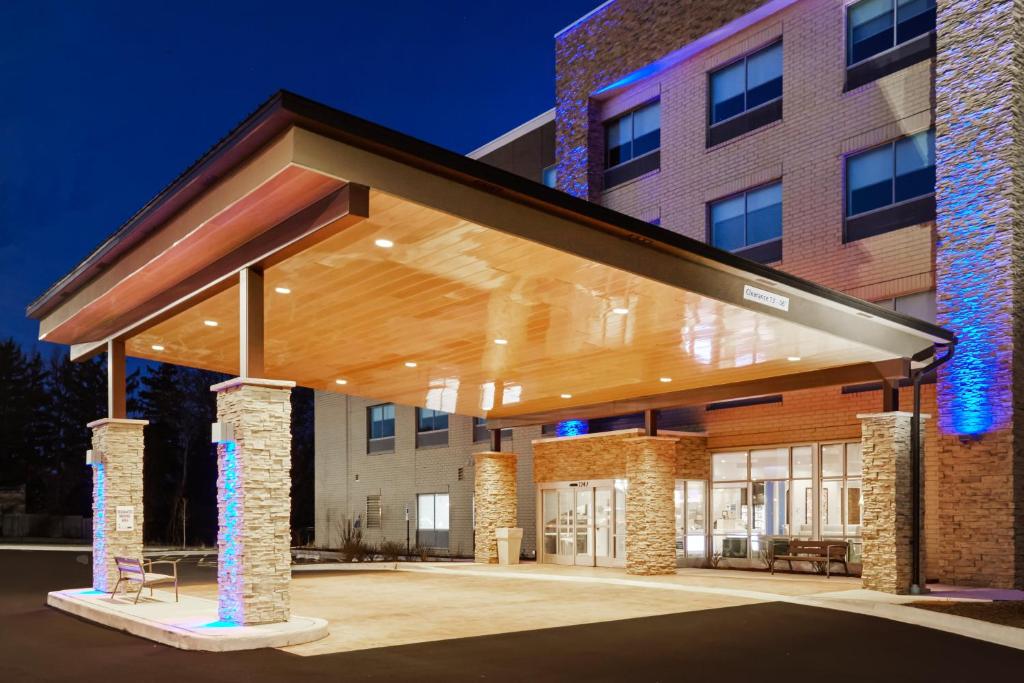 Holiday Inn Express & Suites Chicago North Shore - Niles an IHG Hotel - main image