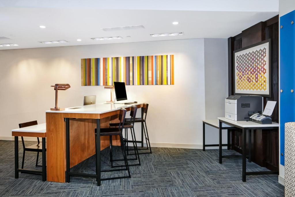 Holiday Inn Express & Suites Chicago North Shore - Niles an IHG Hotel - image 7