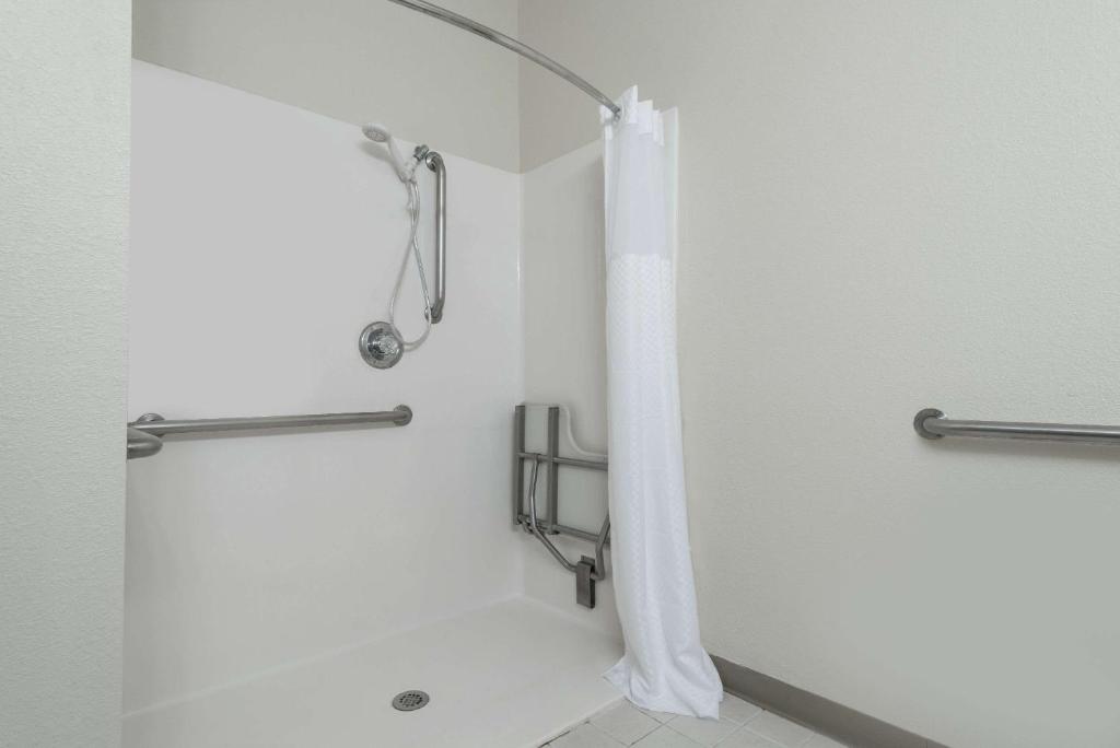 Baymont by Wyndham Noblesville - image 3