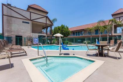 Howard Johnson by Wyndham Norco - image 11