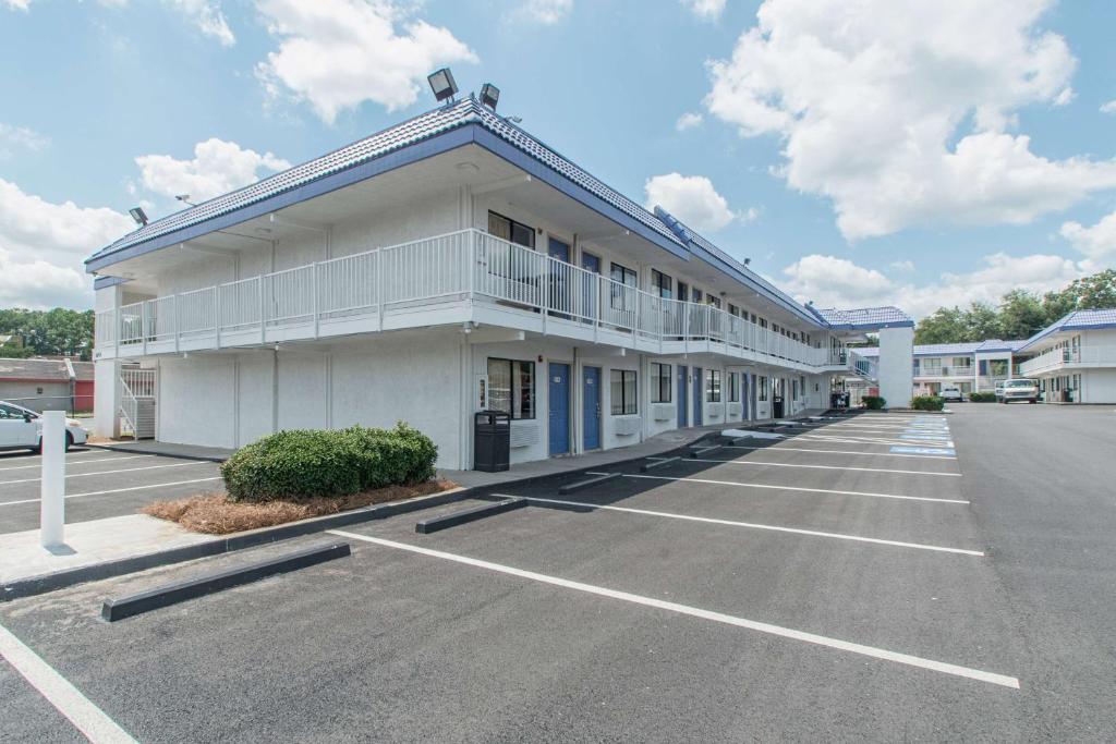 Motel 6-Norcross GA - Atlanta Northeast - image 4