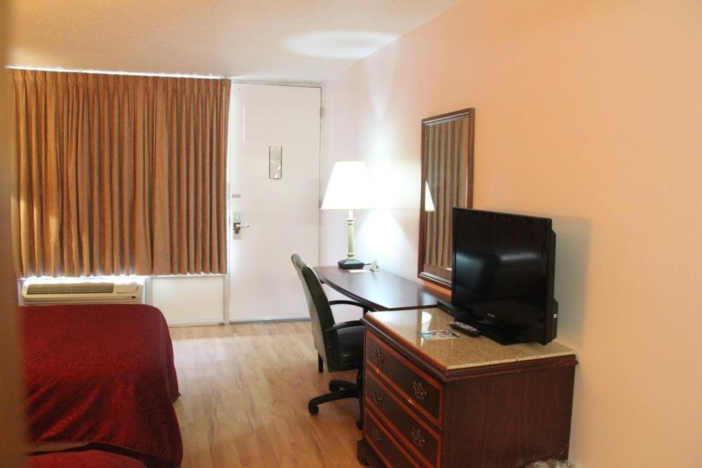 Norfolk Country Inn and Suites - image 5