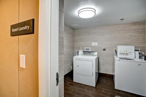 Hampton Inn Norfolk-Naval Base - image 2