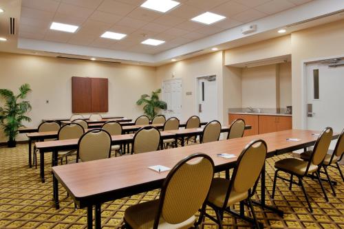 Candlewood Suites Norfolk Airport an IHG Hotel - image 2