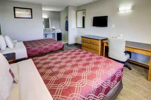 Econo Lodge Airport - image 4