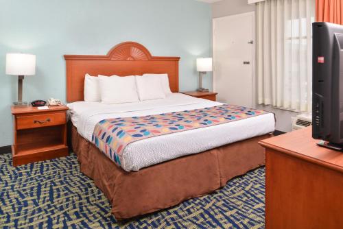 Best Western Plus Holiday Sands Inn & Suites - image 2