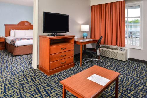 Best Western Plus Holiday Sands Inn & Suites - image 3