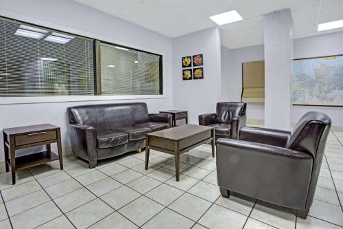 Days Inn by Wyndham Norfolk Military Circle - image 3