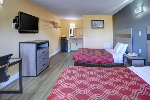 Econo Lodge at Military Circle - image 3