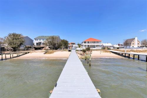 Bay Breeze Seashell Suite (1 bed/1 bath condo with cabanas fire pits and pier) - main image