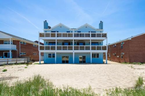 Dune House Coastal Getaway (Beach Front Carriage House Sleeps 10) - main image