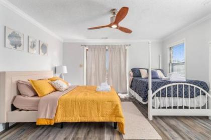 Dune House Coastal Getaway (Beach Front Carriage House Sleeps 10) - image 3